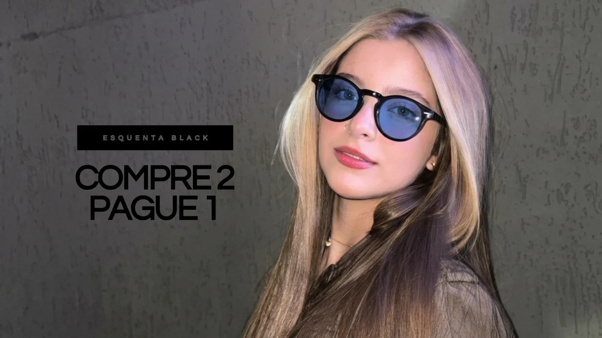 Esquenta Black: compre 2, pague 1. Modelo usando óculos Saint Camille redondo preto com lentes azuis